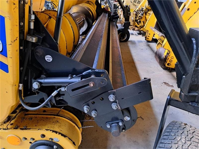 New Holland 283 Header - Tedding equipment: picture 4 New Holland 283 Header - Tedding equipment: picture 4