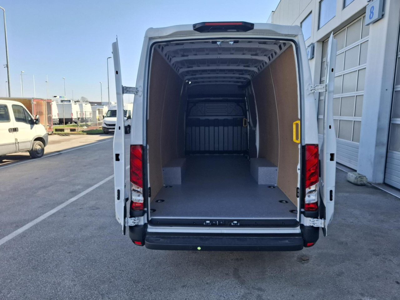 IVECO Daily 35S14V - Passenger van: picture 5 IVECO Daily 35S14V - Passenger van: picture 5