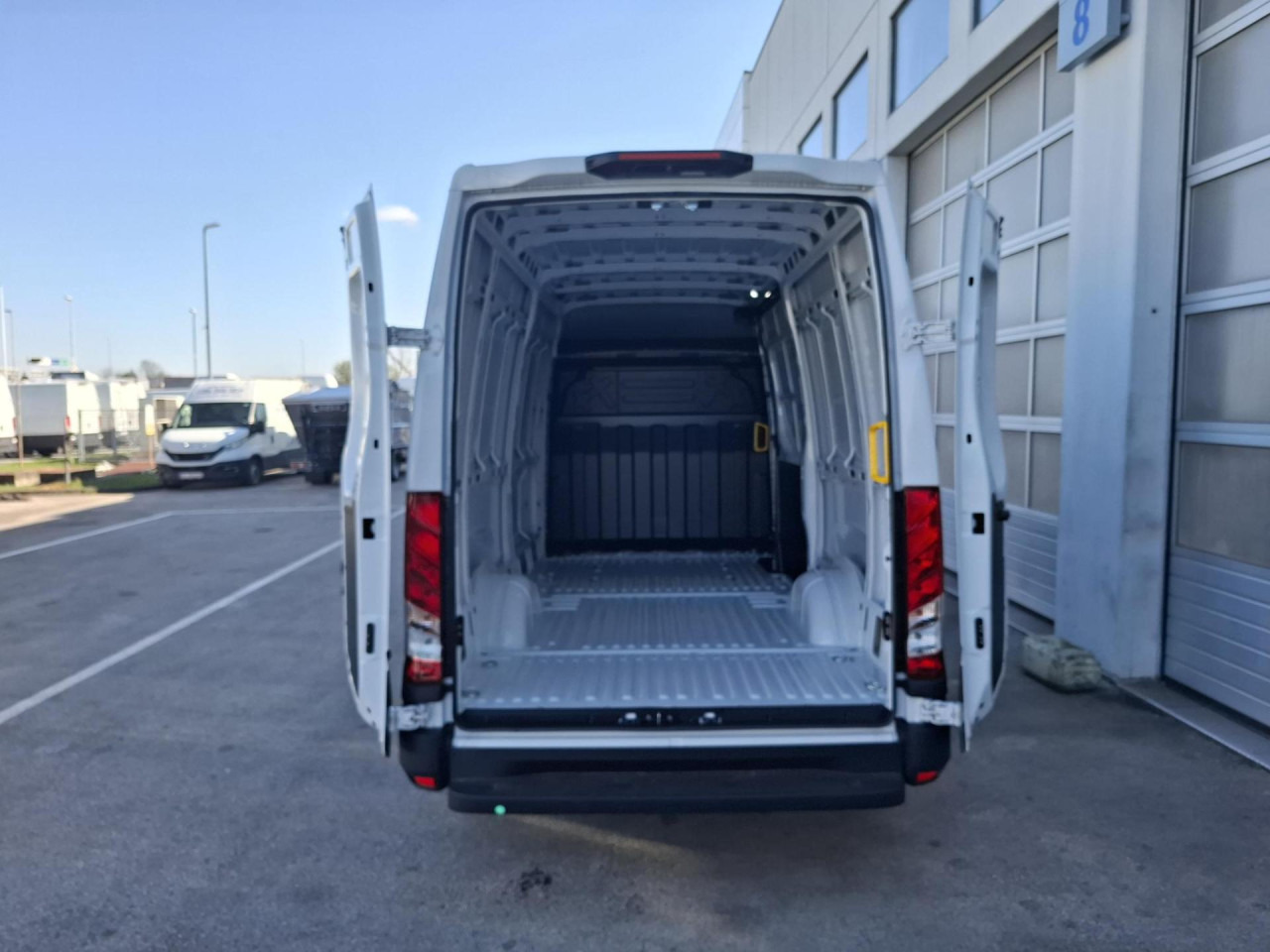 IVECO Daily 35S14V - Passenger van: picture 5 IVECO Daily 35S14V - Passenger van: picture 5