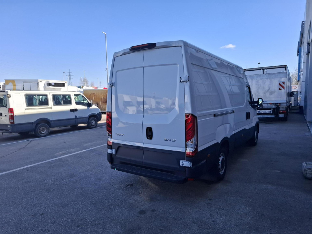 IVECO Daily 35S14V - Passenger van: picture 4 IVECO Daily 35S14V - Passenger van: picture 4