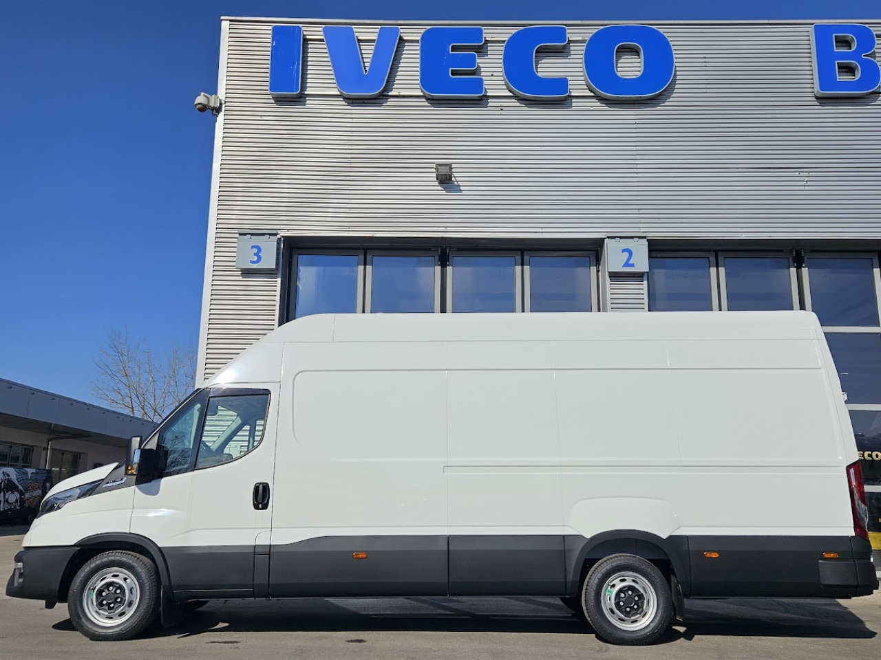 IVECO Daily 35S18H A8 - Passenger van: picture 2 IVECO Daily 35S18H A8 - Passenger van: picture 2