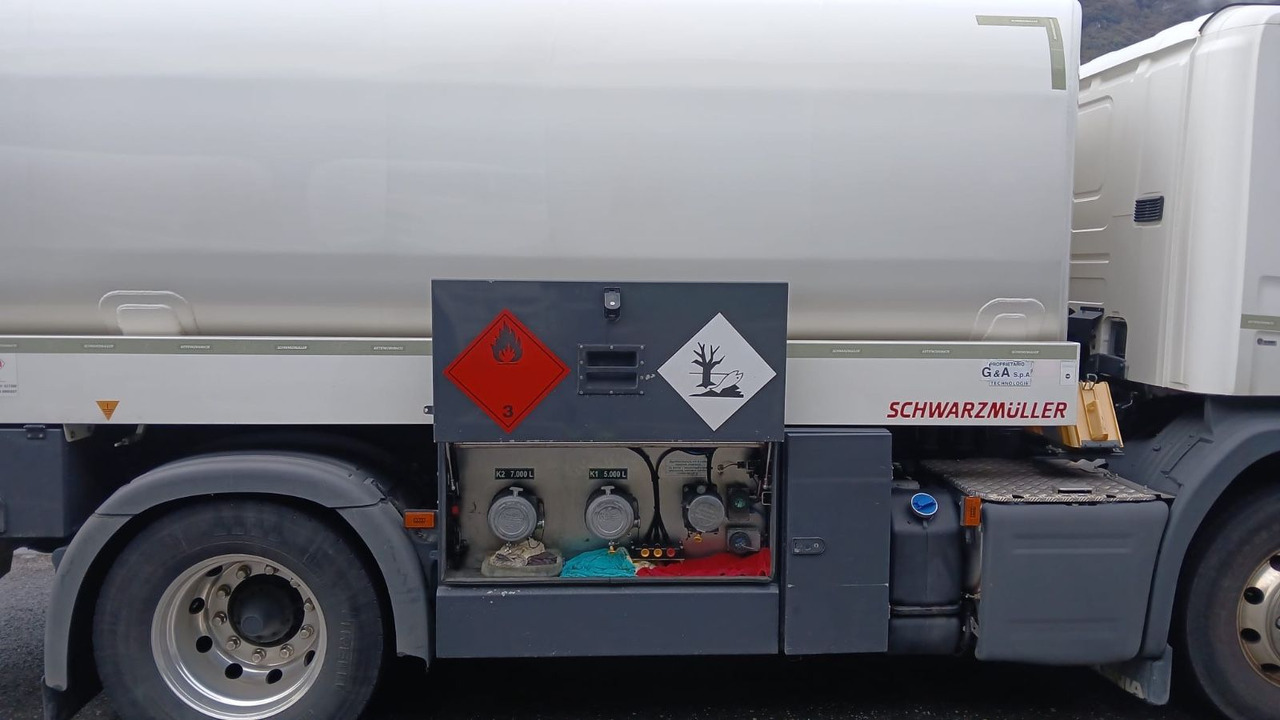 Scania P450 LB 4x2, ADR, Schwarzmueller Anhaenger Fuel - Tanker truck: picture 4 Scania P450 LB 4x2, ADR, Schwarzmueller Anhaenger Fuel - Tanker truck: picture 4