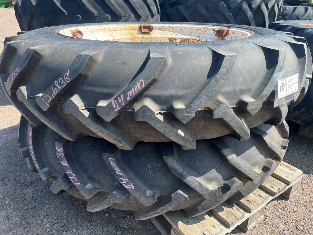 Alliance 13,6-38 Däck På Ford fälg - Tire for Agricultural machinery: picture 1 Alliance 13,6-38 Däck På Ford fälg - Tire for Agricultural machinery: picture 1