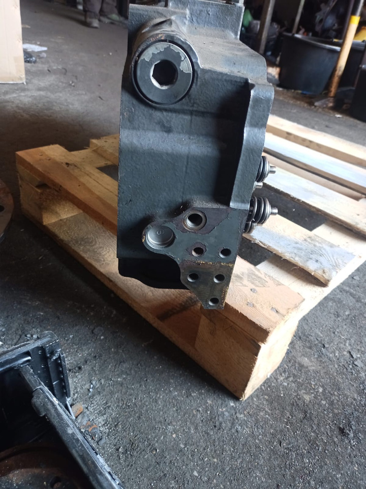 Claas Xerion Cat C9 - głowica cylindrów 2134360 213-4360 332-3619 - Cylinder head for Agricultural machinery: picture 4 Claas Xerion Cat C9 - głowica cylindrów 2134360 213-4360 332-3619 - Cylinder head for Agricultural machinery: picture 4