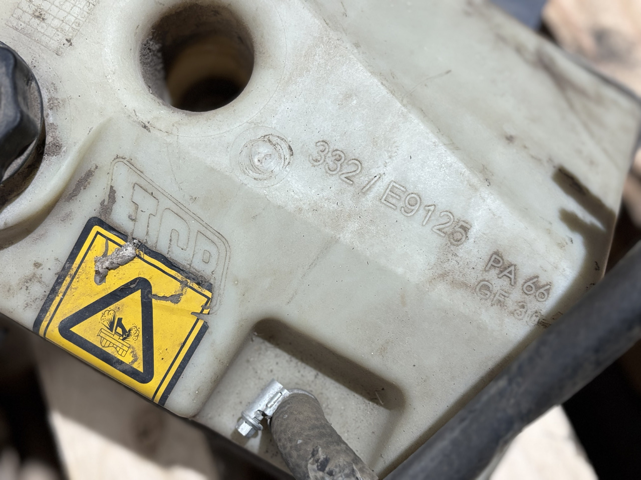 JCB 332/E9125 Zbiornik wyrównawczy płynu chłodniczego - Expansion tank for Construction machinery: picture 3 JCB 332/E9125 Zbiornik wyrównawczy płynu chłodniczego - Expansion tank for Construction machinery: picture 3