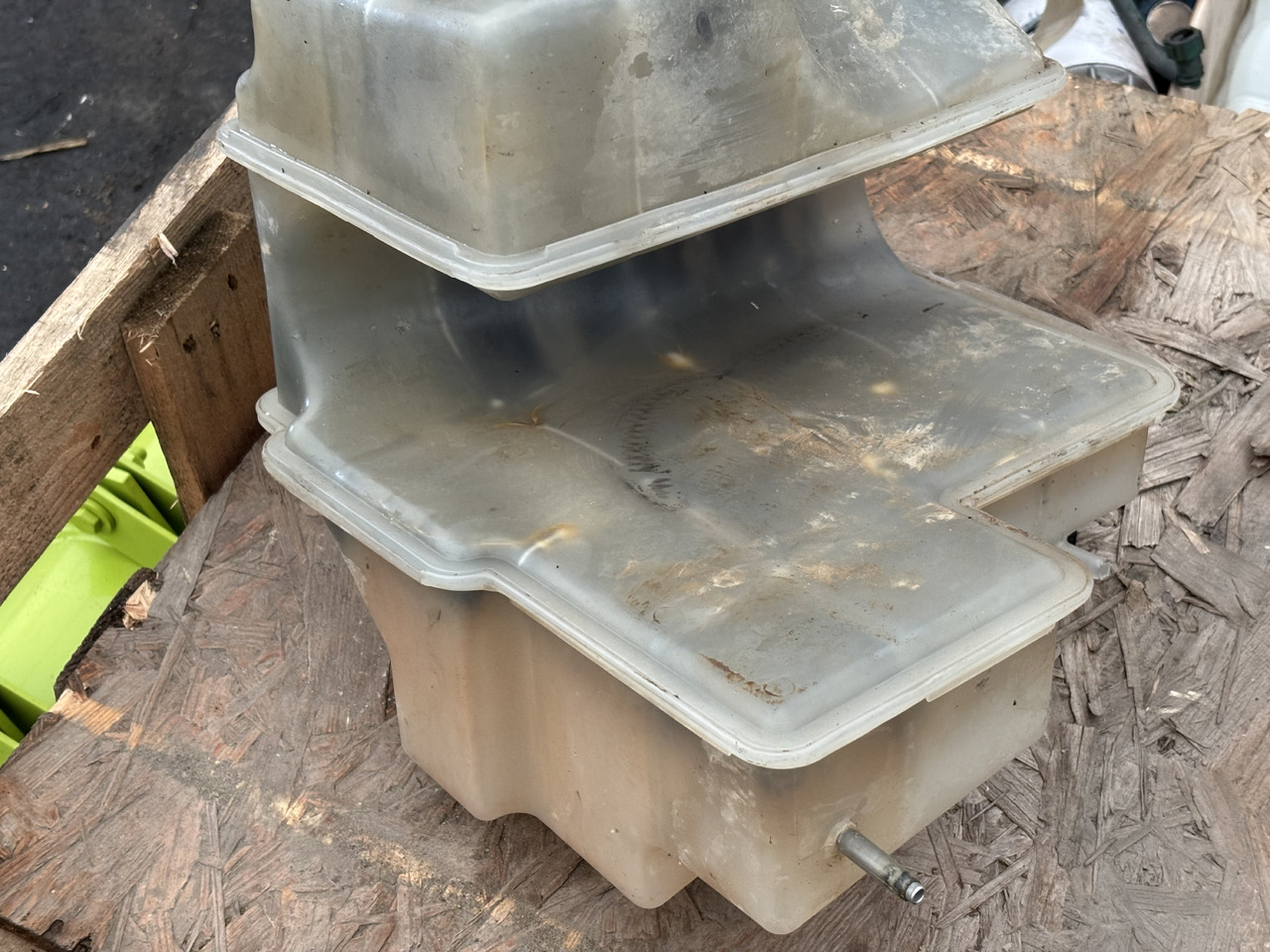 John Deere 7R 210 230 250 310 7210R 7250R Zbiornik Wyrównawczy RE579843 - Expansion tank for Agricultural machinery: picture 1 John Deere 7R 210 230 250 310 7210R 7250R Zbiornik Wyrównawczy RE579843 - Expansion tank for Agricultural machinery: picture 1