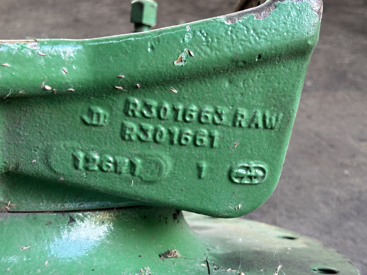 John Deere 7RXXX 7R330 7R 330 Zwrotnica Przegub Piasta R301661 RE592905 R135866 - Steering knuckle for Agricultural machinery: picture 4 John Deere 7RXXX 7R330 7R 330 Zwrotnica Przegub Piasta R301661 RE592905 R135866 - Steering knuckle for Agricultural machinery: picture 4