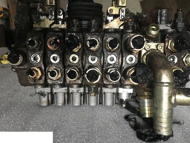 Manitou MT 1233s - Rozdzielacz - Hydraulic valve for Agricultural machinery: picture 2 Manitou MT 1233s - Rozdzielacz - Hydraulic valve for Agricultural machinery: picture 2