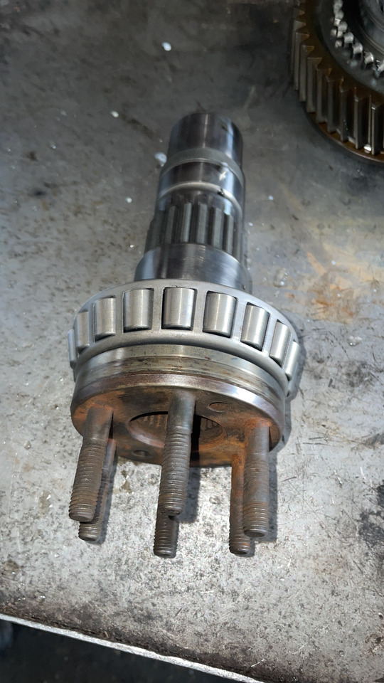 Fendt 828 - wałek przekaźnika WOM - Spare parts for Farm tractor: picture 1 Fendt 828 - wałek przekaźnika WOM - Spare parts for Farm tractor: picture 1