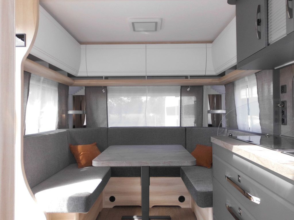 Hobby De Luxe 540 UL 2026 AUTARK AMBIENTE ROLLROST - Caravan: picture 1 Hobby De Luxe 540 UL 2026 AUTARK AMBIENTE ROLLROST - Caravan: picture 1