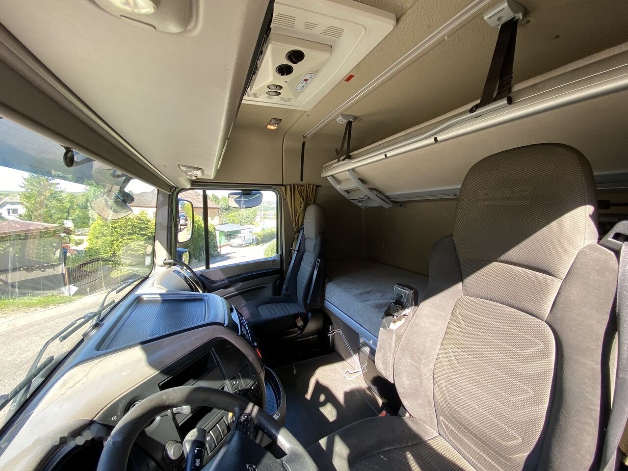 Tractor truck DAF XF 105 460: picture 9