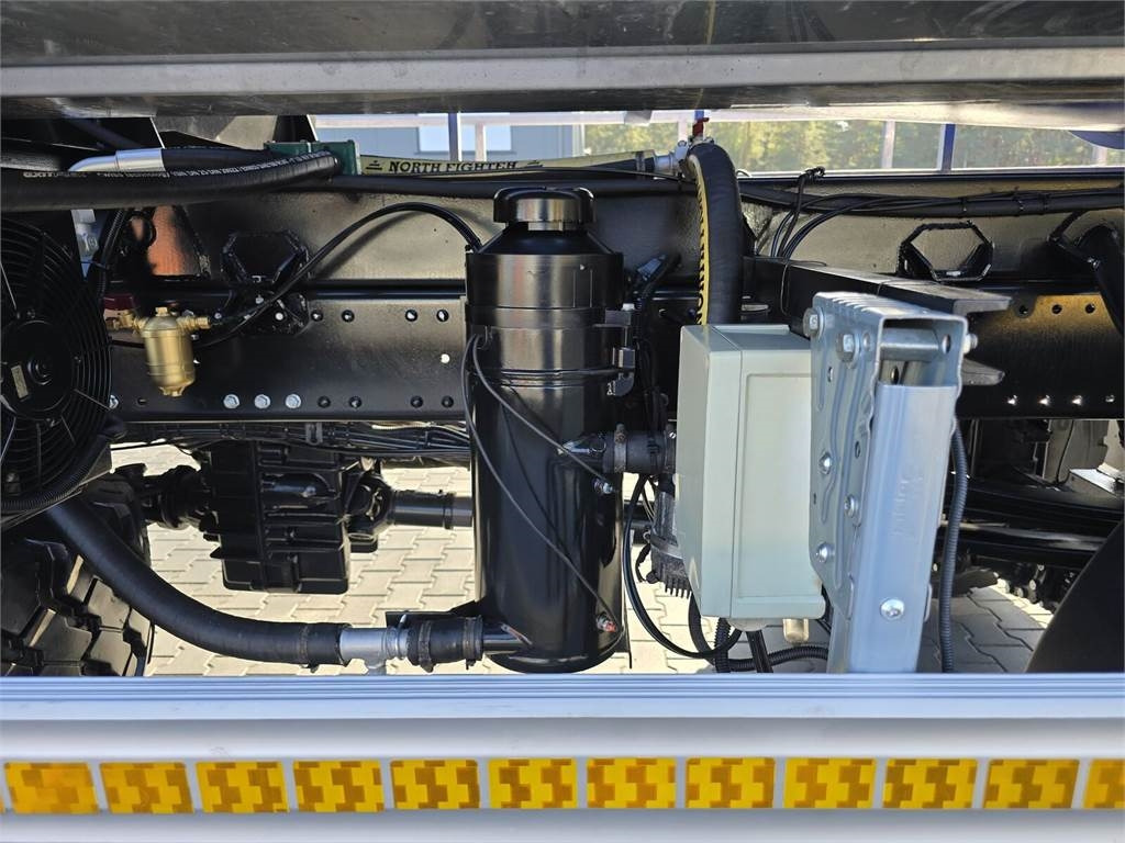 Vacuum truck MAN TGM 4x4 GAMON PW8 for collecting liquid waste sepa: picture 17