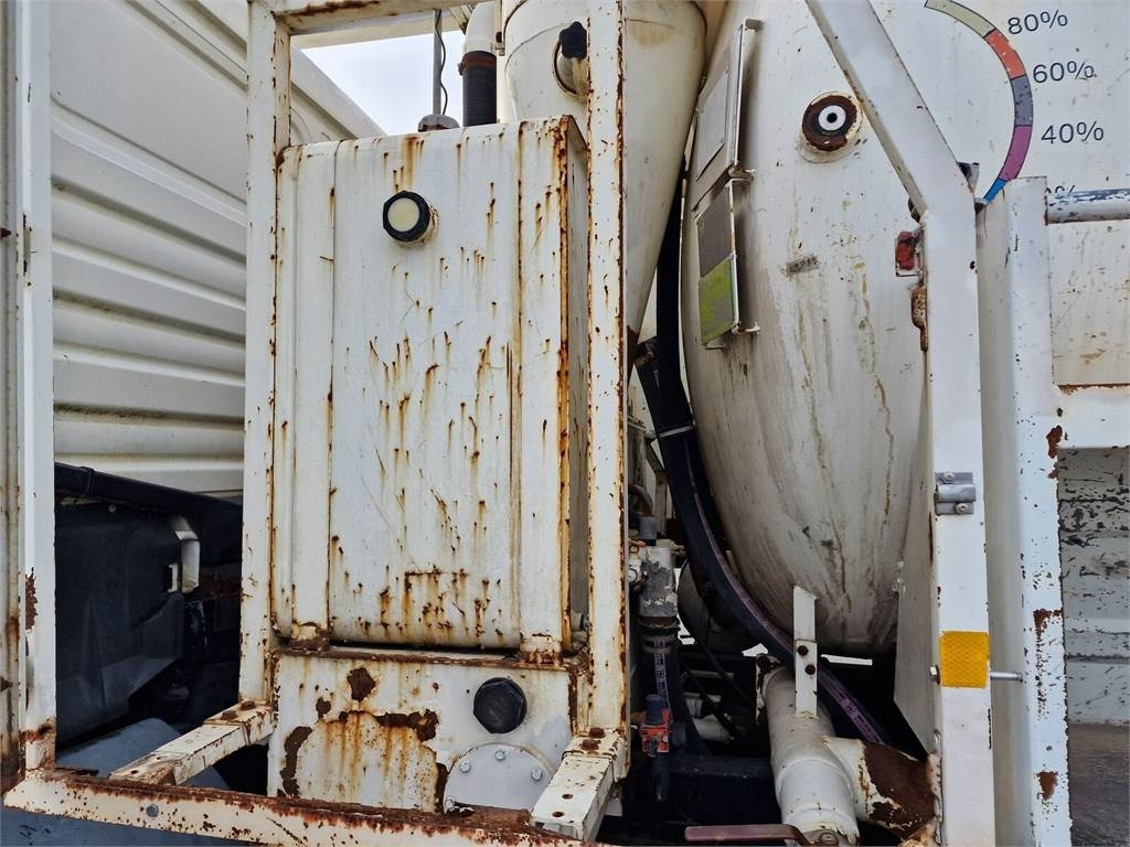Vacuum truck MAN WUKO MORO KOMBI FOR CHANNEL CLEANING: picture 11