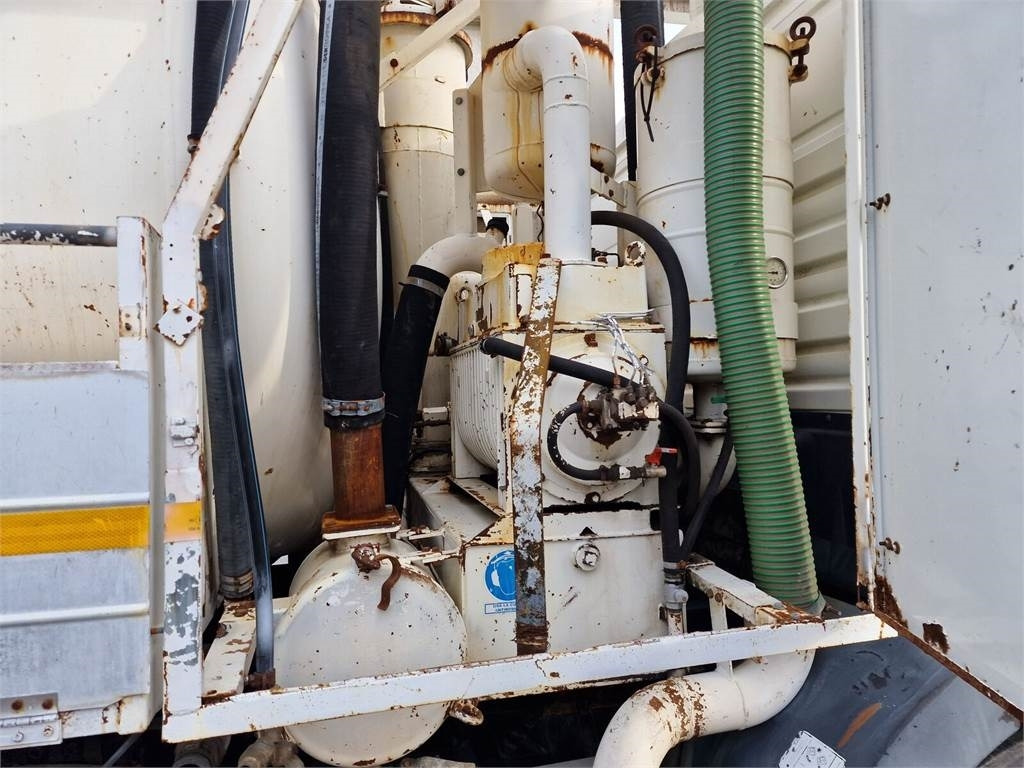 Vacuum truck MAN WUKO MORO KOMBI FOR CHANNEL CLEANING: picture 19