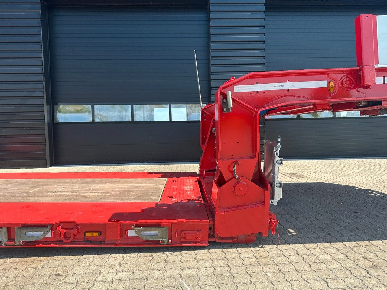 Faymonville Megamax 2 achs tiefbett / Neu Lackiert Faymonville Megamax 2 achs tiefbett / Neu Lackiert - Low loader semi-trailer: picture 4 Faymonville Megamax 2 achs tiefbett / Neu Lackiert Faymonville Megamax 2 achs tiefbett / Neu Lackiert - Low loader semi-trailer: picture 4