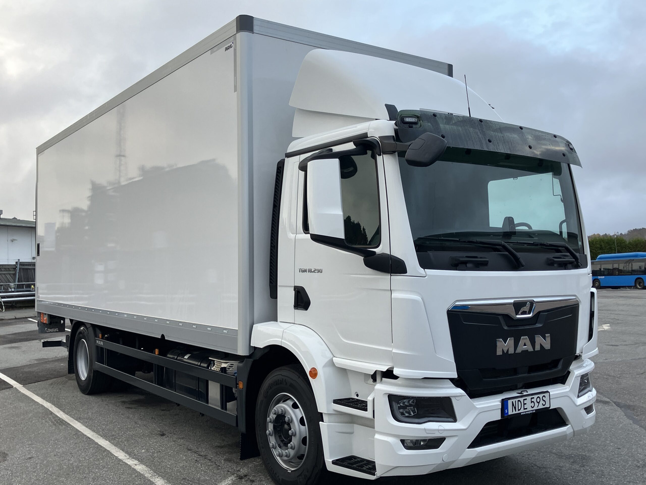 TGM 18.290 4×2 LL 18-ppl ÖBS - Box truck: picture 2 TGM 18.290 4×2 LL 18-ppl ÖBS - Box truck: picture 2