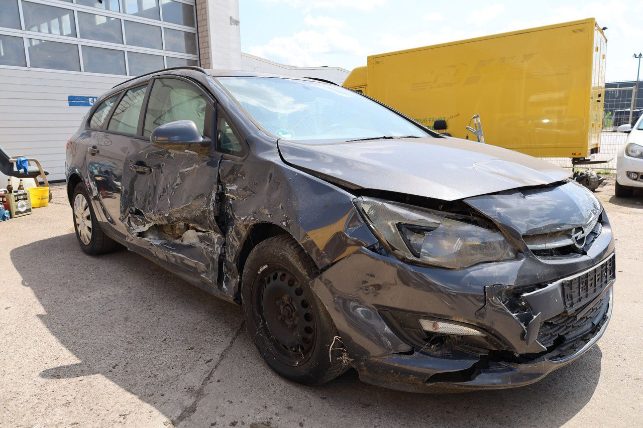 Opel Astra J Sports Tourer Edition - Car: picture 2 Opel Astra J Sports Tourer Edition - Car: picture 2