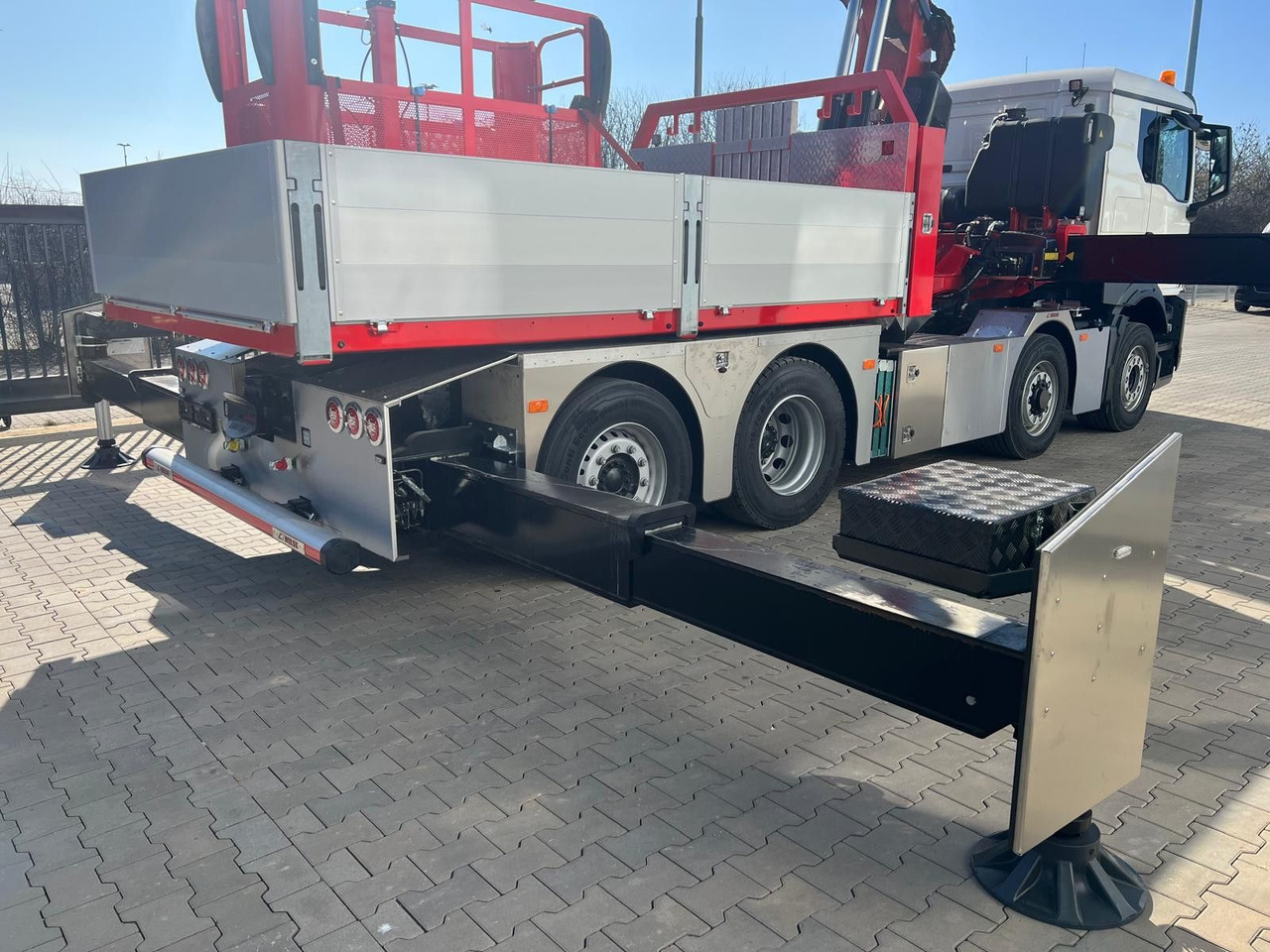 Dropside/ Flatbed truck, Crane truck MAN 8x4 mit F1150RA.2.28 L616 Winde, 2.per. Korb: picture 13