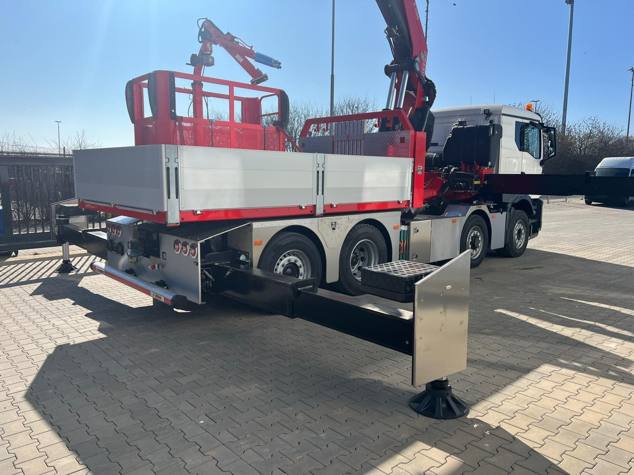 Dropside/ Flatbed truck, Crane truck MAN 8x4 mit F1150RA.2.28 L616 Winde, 2.per. Korb: picture 6