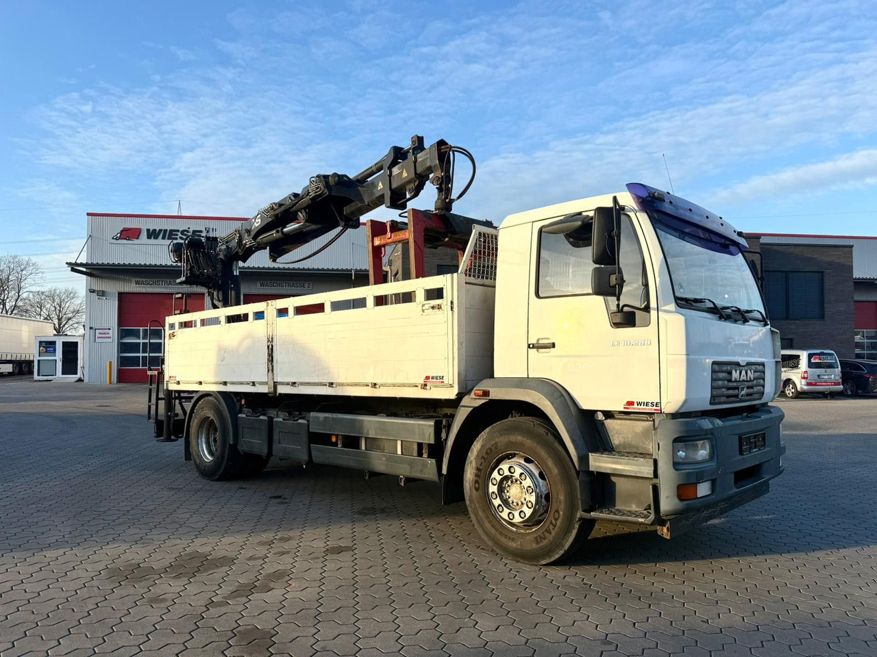 MAN LE 18.280 Pritsche mit HIAB 133 K PRO/HIPRO Kran - Crane truck: picture 1 MAN LE 18.280 Pritsche mit HIAB 133 K PRO/HIPRO Kran - Crane truck: picture 1