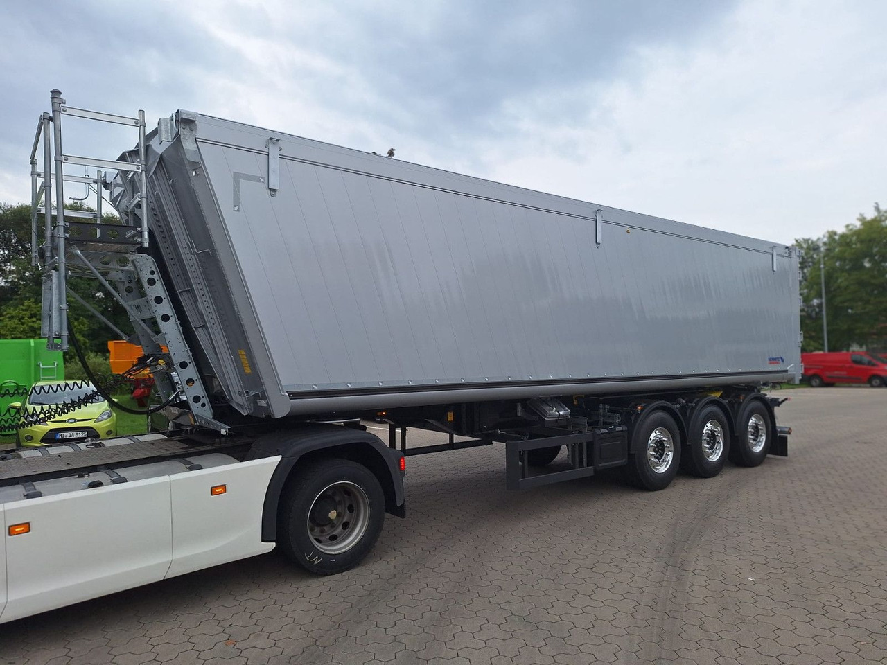Schmitz Cargobull Kipper 52m³ mit gekröpftem Chassis - Tipper semi-trailer: picture 3 Schmitz Cargobull Kipper 52m³ mit gekröpftem Chassis - Tipper semi-trailer: picture 3