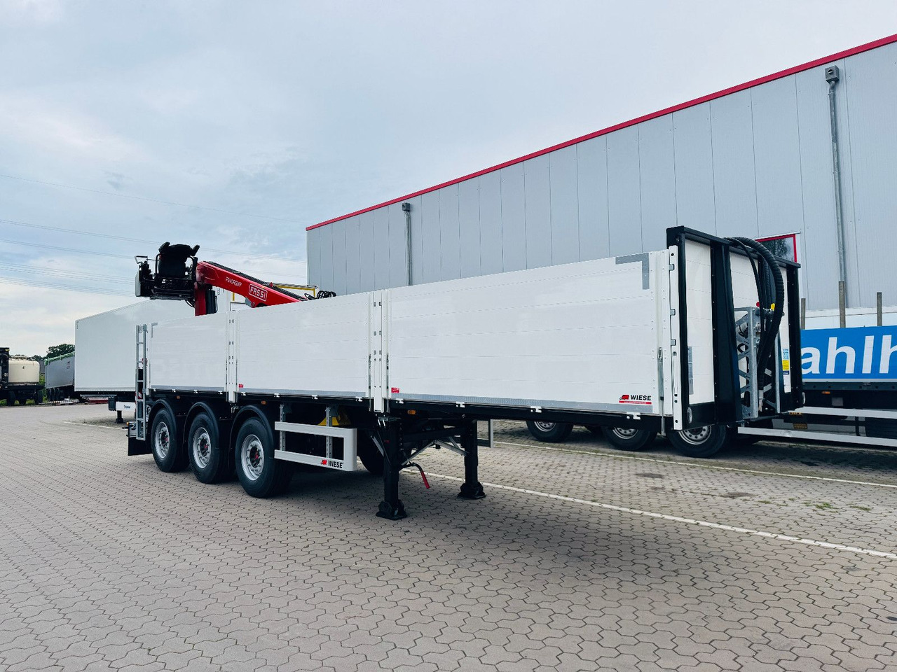 Wiese Baustoffauflieger - Heckkran Kran Fassi - Dropside/ Flatbed semi-trailer: picture 2 Wiese Baustoffauflieger - Heckkran Kran Fassi - Dropside/ Flatbed semi-trailer: picture 2