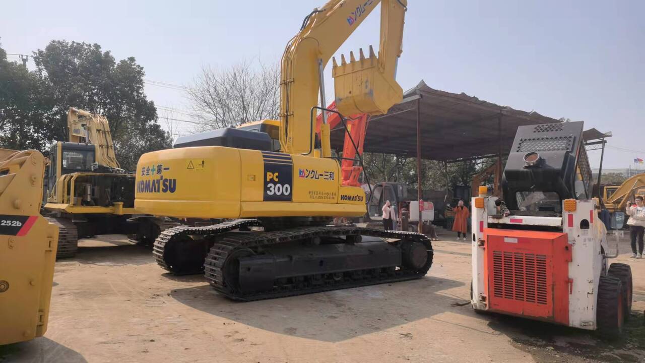 KOMATSU PC300-7 - Crawler excavator: picture 1 KOMATSU PC300-7 - Crawler excavator: picture 1