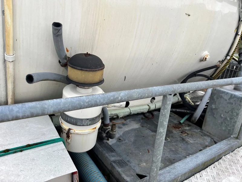 Tanker truck Volvo FL 611 FL6 11 4x2 with TANK, possible to remove the tank: picture 11 Tanker truck Volvo FL 611 FL6 11 4x2 with TANK, possible to remove the tank: picture 11