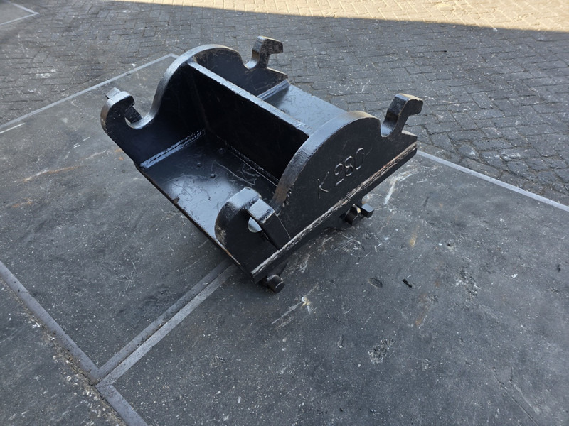 Verloop cw 45 naar cw 40 adaptor plate cw 45 cw 40 - Quick coupler for Construction machinery: picture 3 Verloop cw 45 naar cw 40 adaptor plate cw 45 cw 40 - Quick coupler for Construction machinery: picture 3