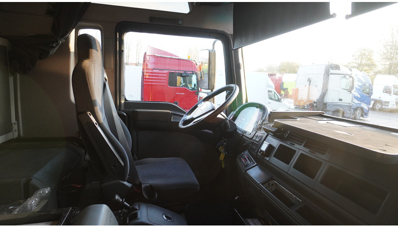 MAN TGA 41.530 8X4 160 TON'S RETARDER 283.000KM - Tractor truck: picture 5 MAN TGA 41.530 8X4 160 TON'S RETARDER 283.000KM - Tractor truck: picture 5