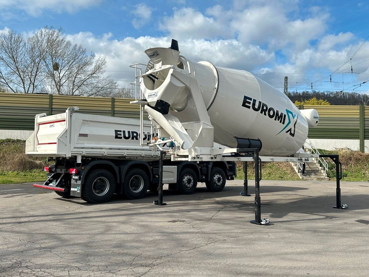 Volvo FMX 460 8x4 / WECHSELSYSTEM KIPPER+MISCHER Volvo FMX 460 8x4 / WECHSELSYSTEM KIPPER+MISCHER - Tipper: picture 4 Volvo FMX 460 8x4 / WECHSELSYSTEM KIPPER+MISCHER Volvo FMX 460 8x4 / WECHSELSYSTEM KIPPER+MISCHER - Tipper: picture 4