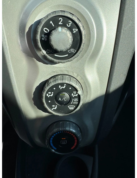 Hatchback Toyota Yaris **PETROL-ESSENCE-AC**: picture 12 Hatchback Toyota Yaris **PETROL-ESSENCE-AC**: picture 12