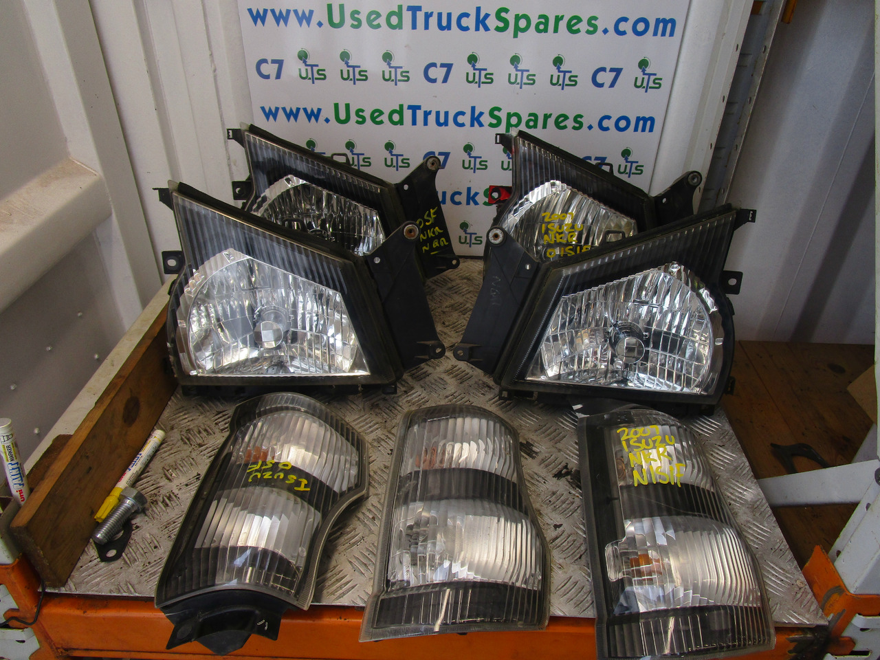 ISUZU NQR HEADLIGHTS AND SIDELIGHTS - Cab and interior for Truck: picture 1 ISUZU NQR HEADLIGHTS AND SIDELIGHTS - Cab and interior for Truck: picture 1