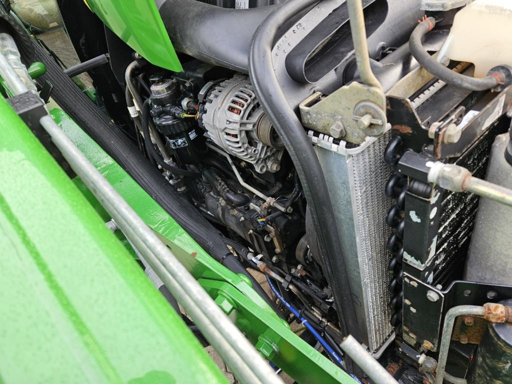 John Deere 4720 - Municipal tractor: picture 3 John Deere 4720 - Municipal tractor: picture 3