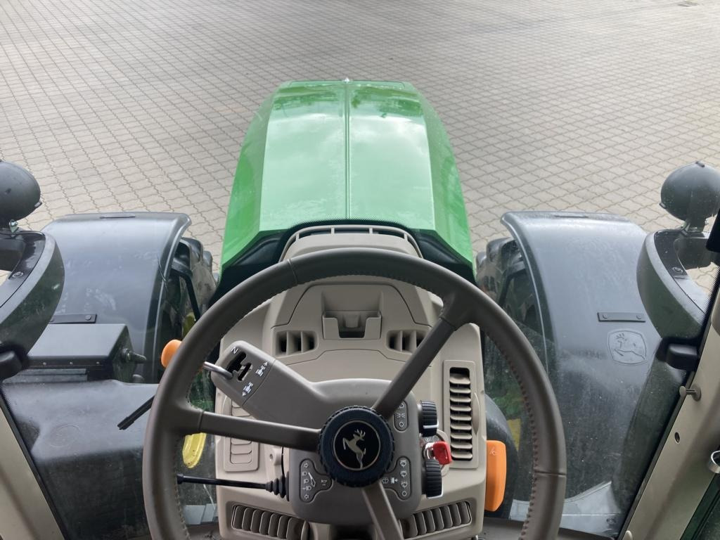 John Deere 6M240 - Farm tractor: picture 2 John Deere 6M240 - Farm tractor: picture 2