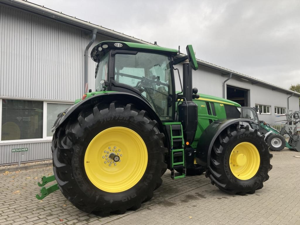 John Deere 6R250 - Farm tractor: picture 2 John Deere 6R250 - Farm tractor: picture 2