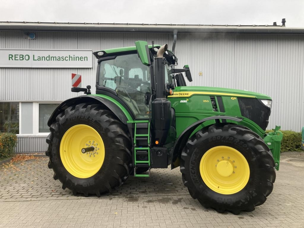 John Deere 6R250 - Farm tractor: picture 3 John Deere 6R250 - Farm tractor: picture 3