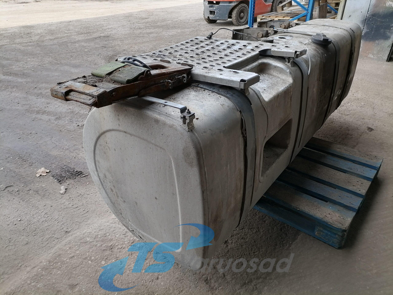 Volvo Kütusepaak 900L 21442022 - Fuel tank for Truck: picture 2 Volvo Kütusepaak 900L 21442022 - Fuel tank for Truck: picture 2