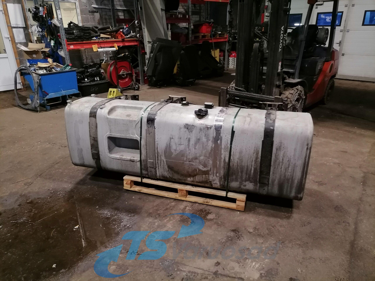 Volvo Kütusepaak 900L 21442022 - Fuel tank for Truck: picture 1 Volvo Kütusepaak 900L 21442022 - Fuel tank for Truck: picture 1
