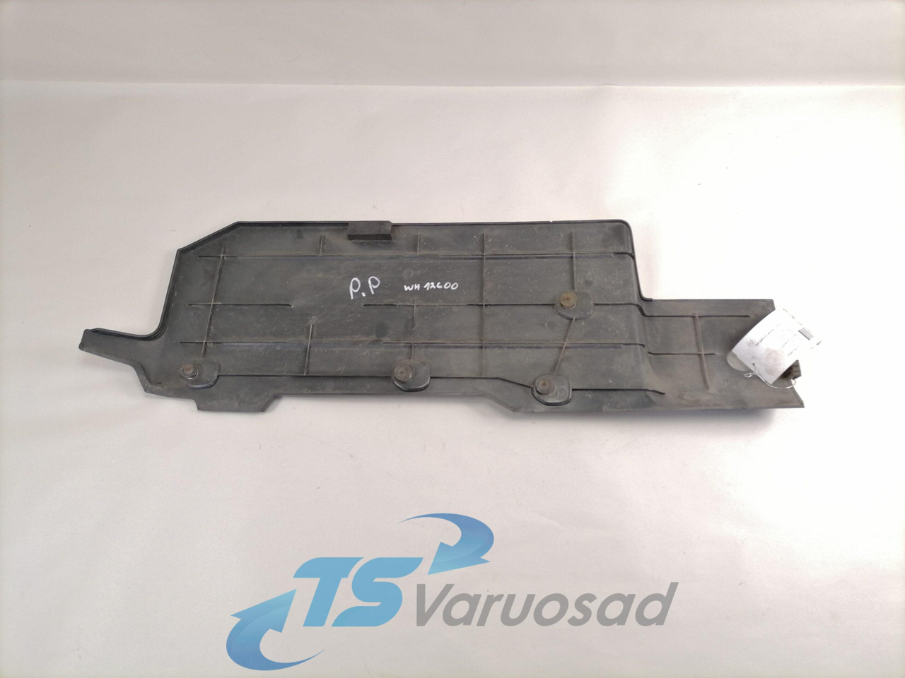 Volvo Plastikdetail 82448657 - Aerodynamics/ Spoiler for Truck: picture 3 Volvo Plastikdetail 82448657 - Aerodynamics/ Spoiler for Truck: picture 3