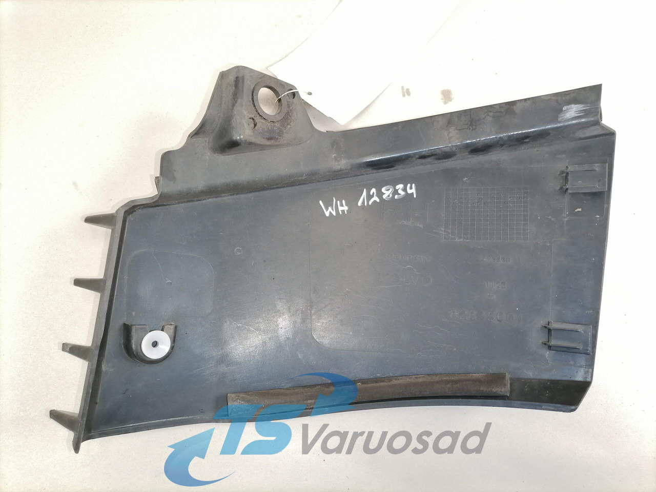 Volvo Plastikdetail 82835601 - Aerodynamics/ Spoiler for Truck: picture 2 Volvo Plastikdetail 82835601 - Aerodynamics/ Spoiler for Truck: picture 2