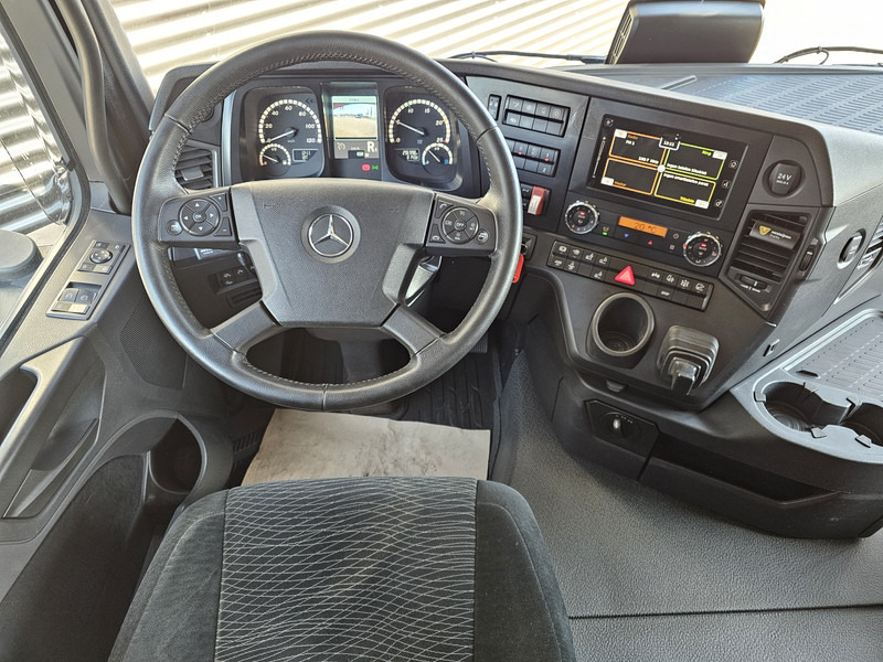 Interior photo 1: Mercedes-Benz AROCS 2553 / 8X4-4 / HMF 50TM CRANE / KRAN + JIB leasing Mercedes-Benz AROCS 2553 / 8X4-4 / HMF 50TM CRANE / KRAN + JIB