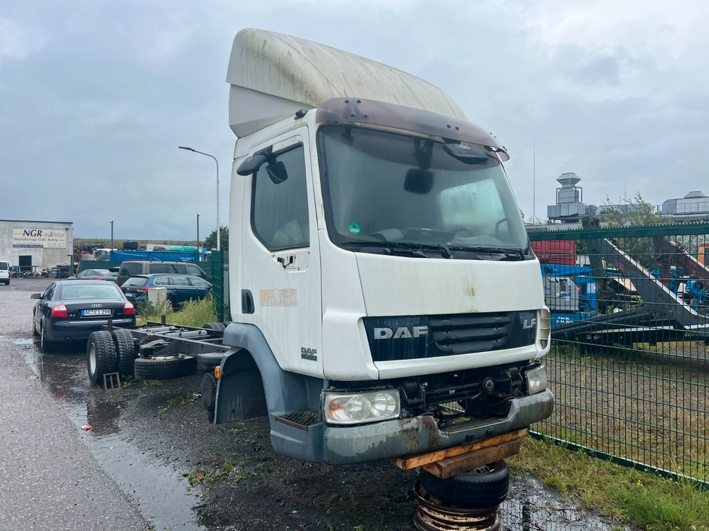 DAF LF 45.220 12 to. for PARTS no engine no gearbox! - Curtain side truck: picture 4 DAF LF 45.220 12 to. for PARTS no engine no gearbox! - Curtain side truck: picture 4