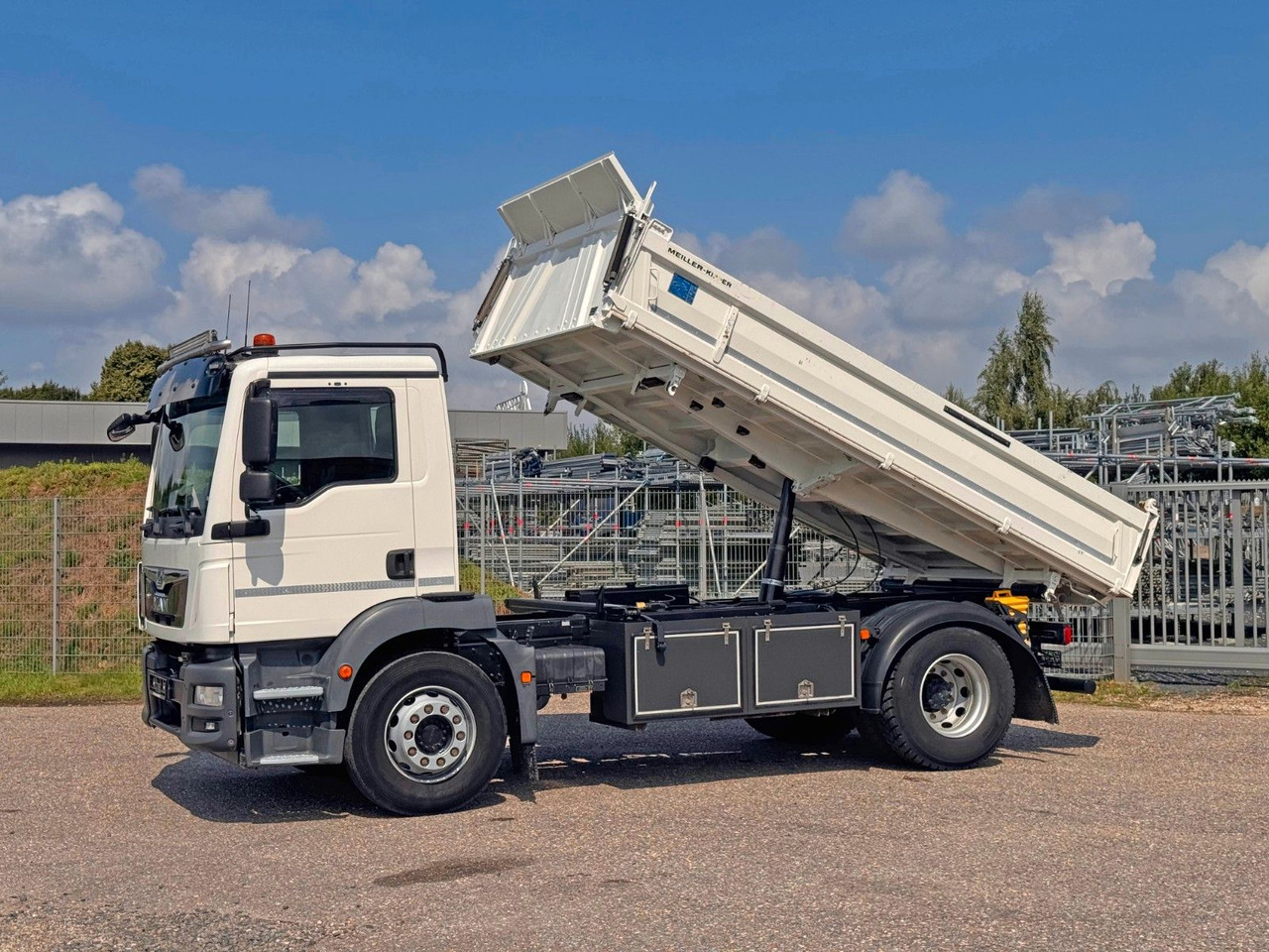 MAN 18.320 4X2 Meiller 3. Seitenkipper Top Zustand - Tipper: picture 1 MAN 18.320 4X2 Meiller 3. Seitenkipper Top Zustand - Tipper: picture 1