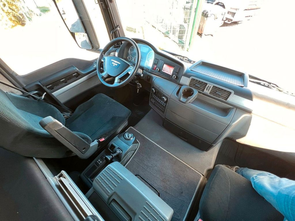 Crane truck, Dropside/ Flatbed truck MAN 26.480 6X2 Baustoff mit Kran HIAB Top Zustand: picture 19