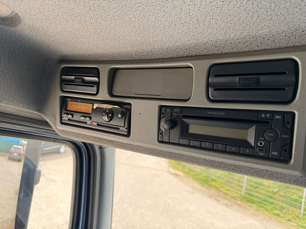 Mercedes-Benz 818 4X2 Pritsche original Kilometer - Open body delivery van: picture 4 Mercedes-Benz 818 4X2 Pritsche original Kilometer - Open body delivery van: picture 4