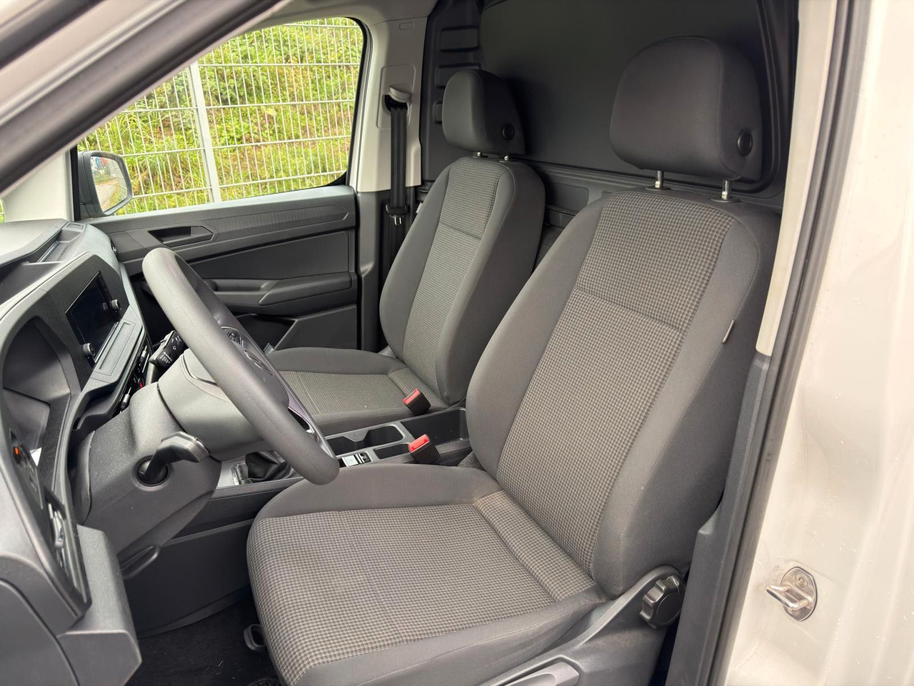 Passenger van Volkswagen Caddy 4x2 | 2,0 TDI | Klima | PDC | Spurhalteass: picture 11 Passenger van Volkswagen Caddy 4x2 | 2,0 TDI | Klima | PDC | Spurhalteass: picture 11