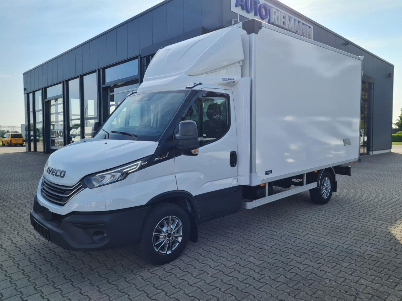 Iveco Daily 35S18 3.0 Koffer Hi Matic LM KAMERA NAVI - Closed box van: picture 3 Iveco Daily 35S18 3.0 Koffer Hi Matic LM KAMERA NAVI - Closed box van: picture 3