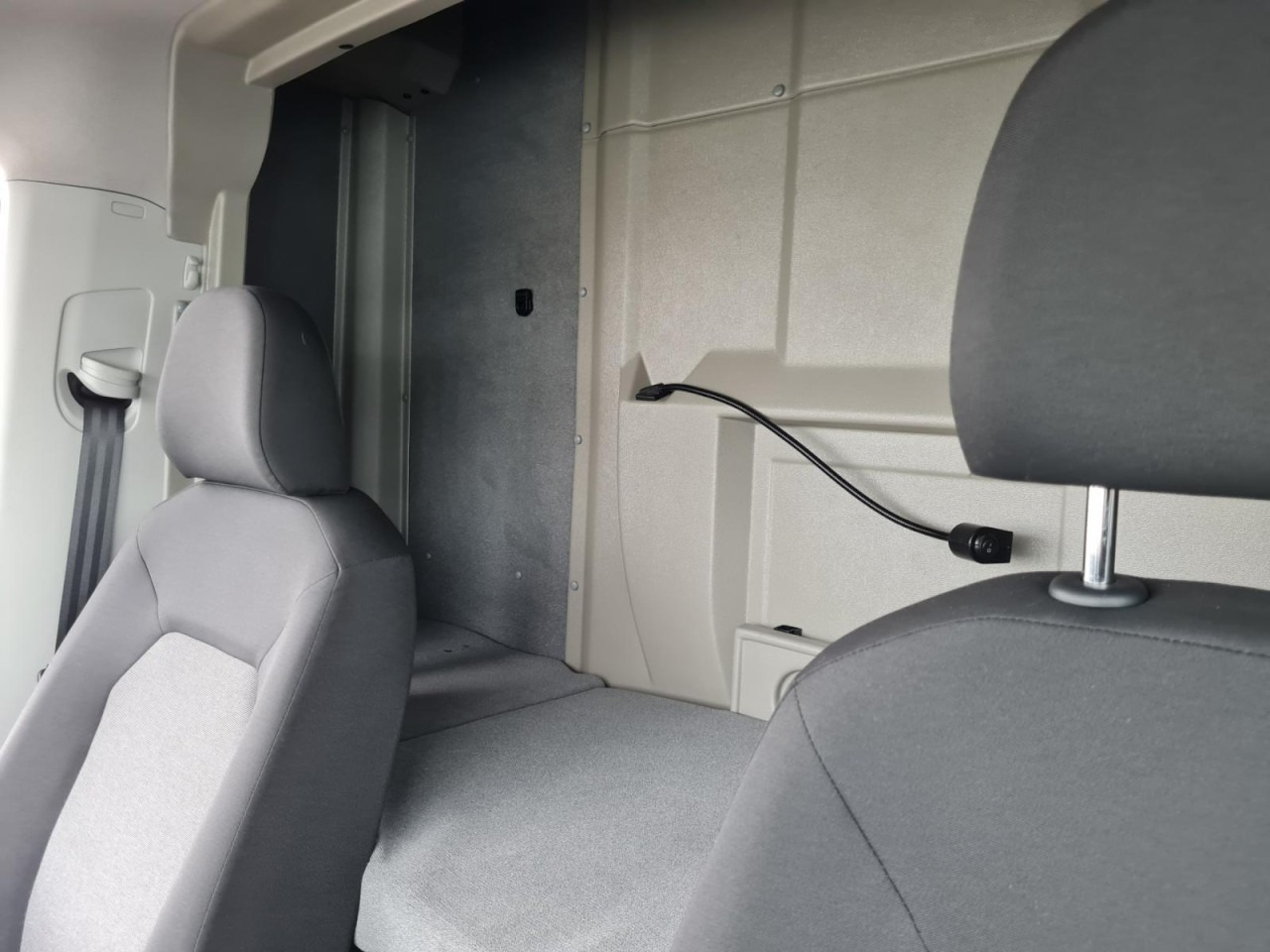 Curtain side van Volkswagen Crafter 35 Pritsche Schlafkabine LED TEMPOMAT: picture 16