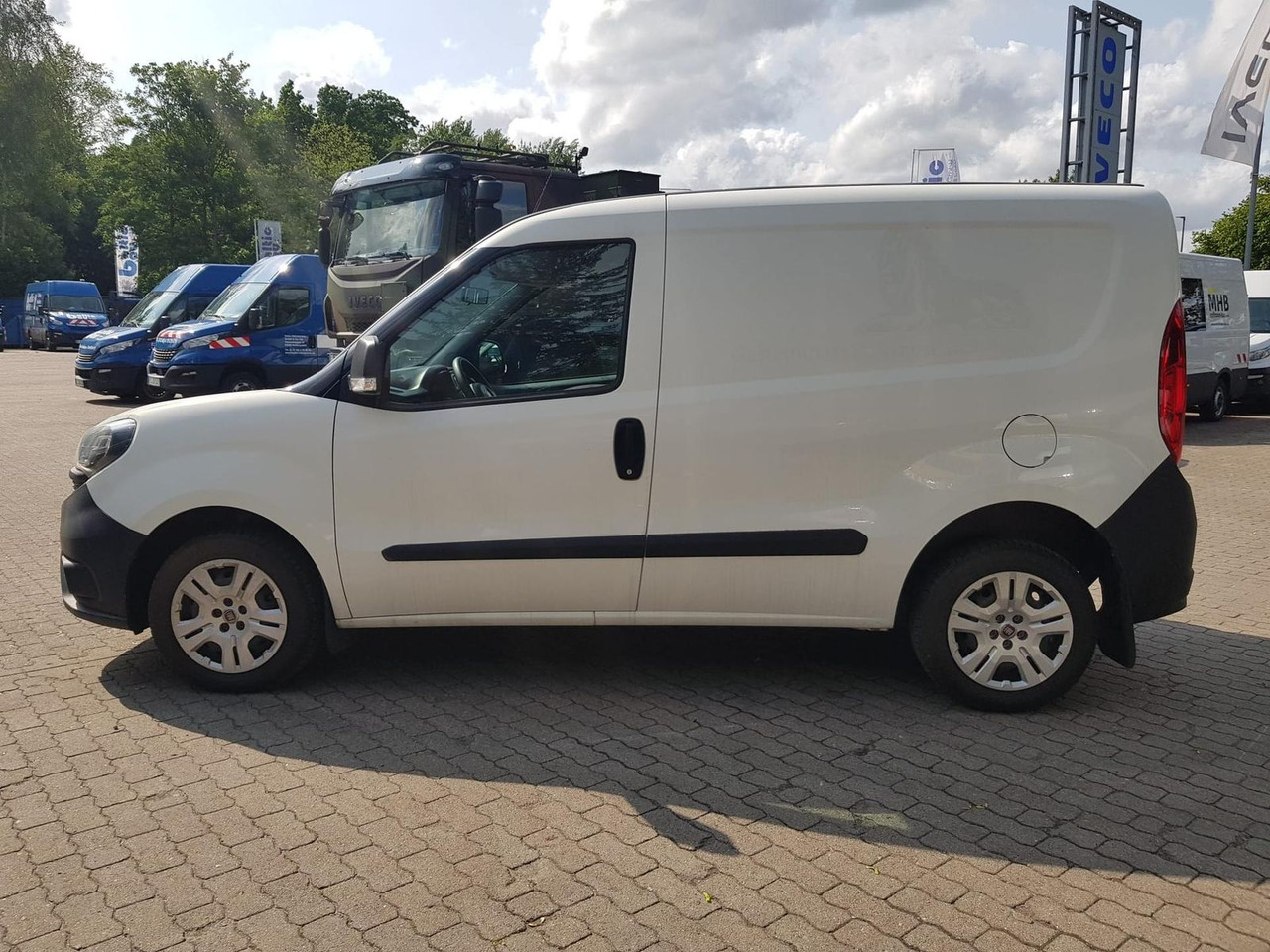 Fiat Doblo Kastenwagen SX 1.3 Klima, Radio mit Nav... - Passenger van: picture 2 Fiat Doblo Kastenwagen SX 1.3 Klima, Radio mit Nav... - Passenger van: picture 2